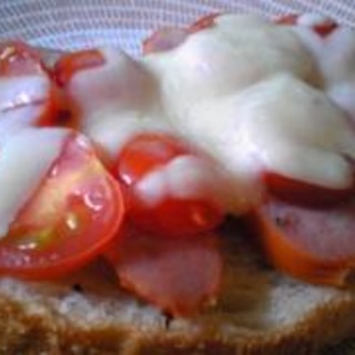 トマトとソーセージのカンパーニュ・トースト